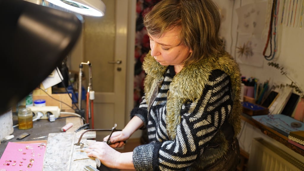 In ihrem Laden stellt Dana Andr an einer Werkbank Schmuck selbst her.