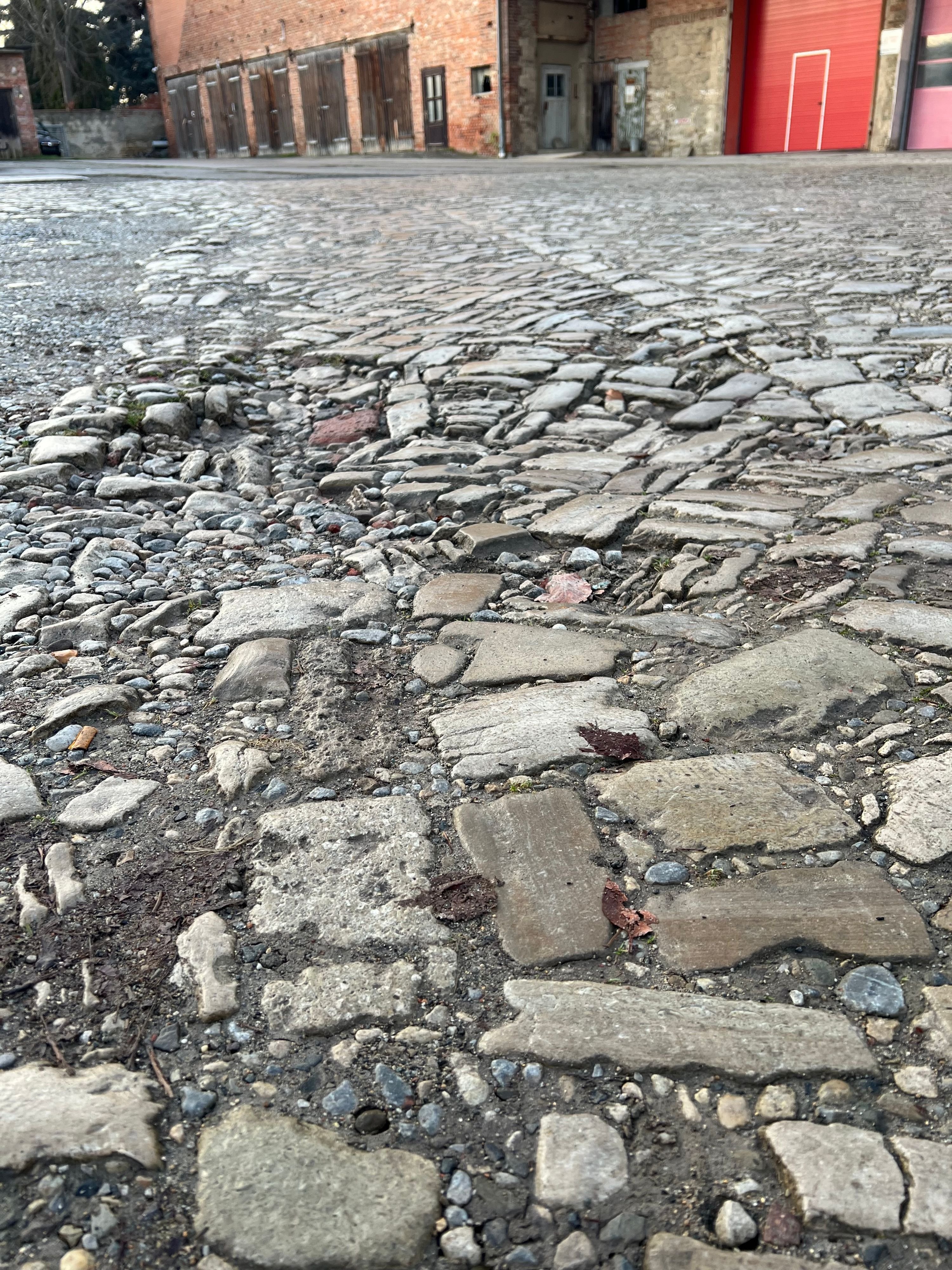Bauen im Harz: Geht es Stolperfallen vor dem Ärztehaus in Badersleben endlich an den Kragen?