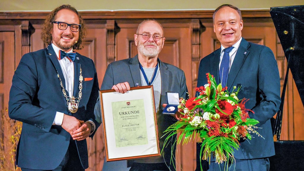 Beim Neujahrsempfang überreichten OB Sebastian Müller-Bahr (l.) und Ratschef Michael Hayn (r.) Klaus Treuter die Bürgermedaille. 