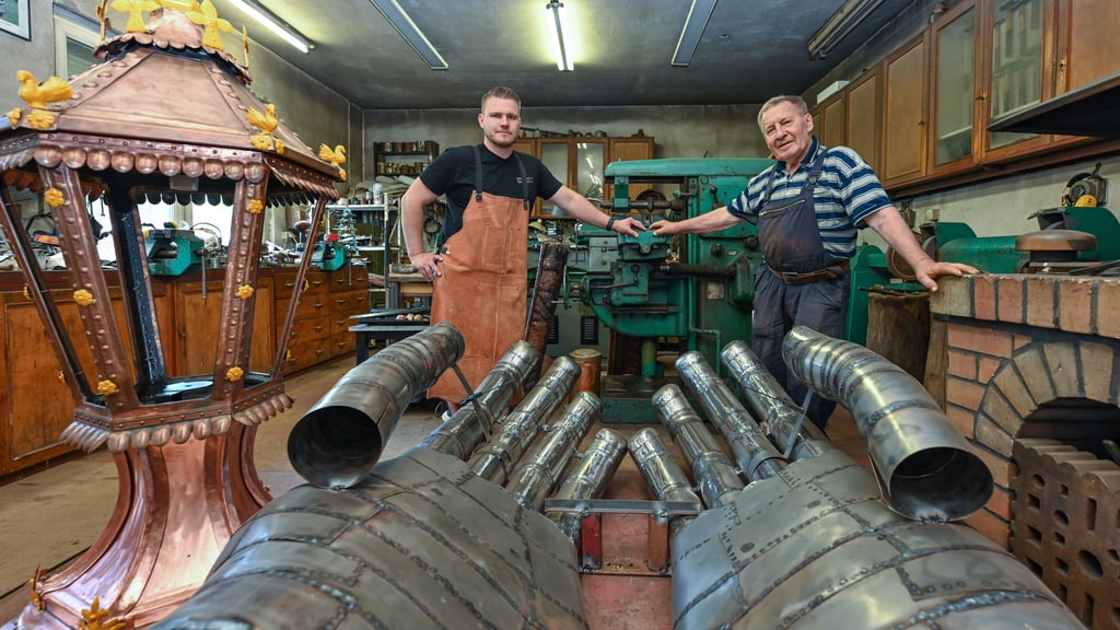 Metallbaumeister Wilfried Schwuchow steht in seiner Werkstatt in Angermünde zusammen mit seinem Sohn Paul hinter großen Händen aus Metall. Für Wilfried Schwuchow wird es Zeit, die Geschäfte und Verantwortung abzugeben. Auch in Magdeburg sind Betriebsübergaben ein Thema.