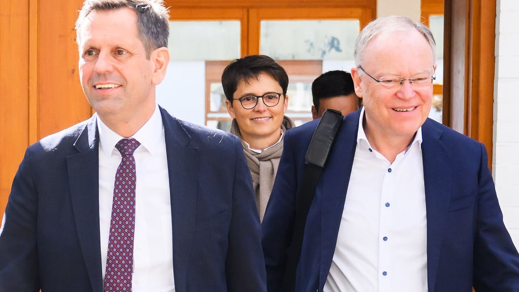 Stephan Weil (rechts), noch als Ministerpräsident, und Olaf Lies, noch als Wirtschaftsminister, verlassen die SPD-Klausurtagung 2025 in Springe. (Archivbild)