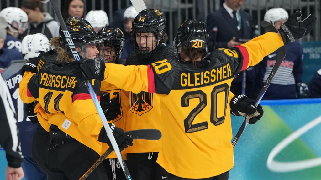 Gute Laune: Das DEB-Team um Kapitänin Daria Gleißner feiert Torschützin Laura Kluge nach dem 1:0.