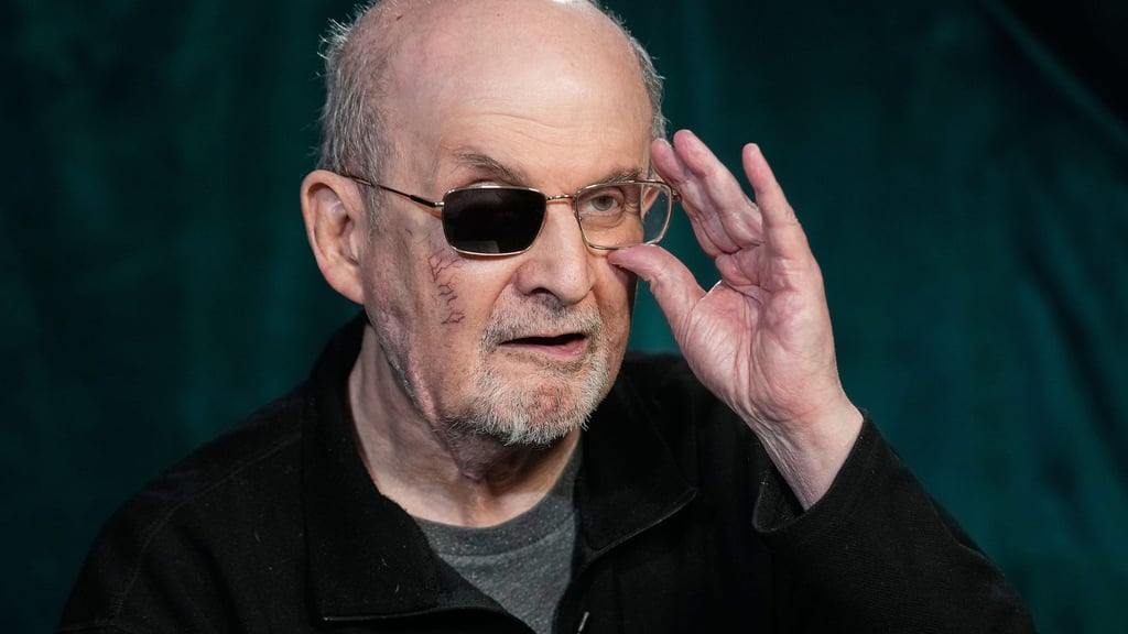 Der Autor Salman Rushdie liest in Potsdam aus seinen Erzählungen „Die elfte Stunde“. (Archivbild)