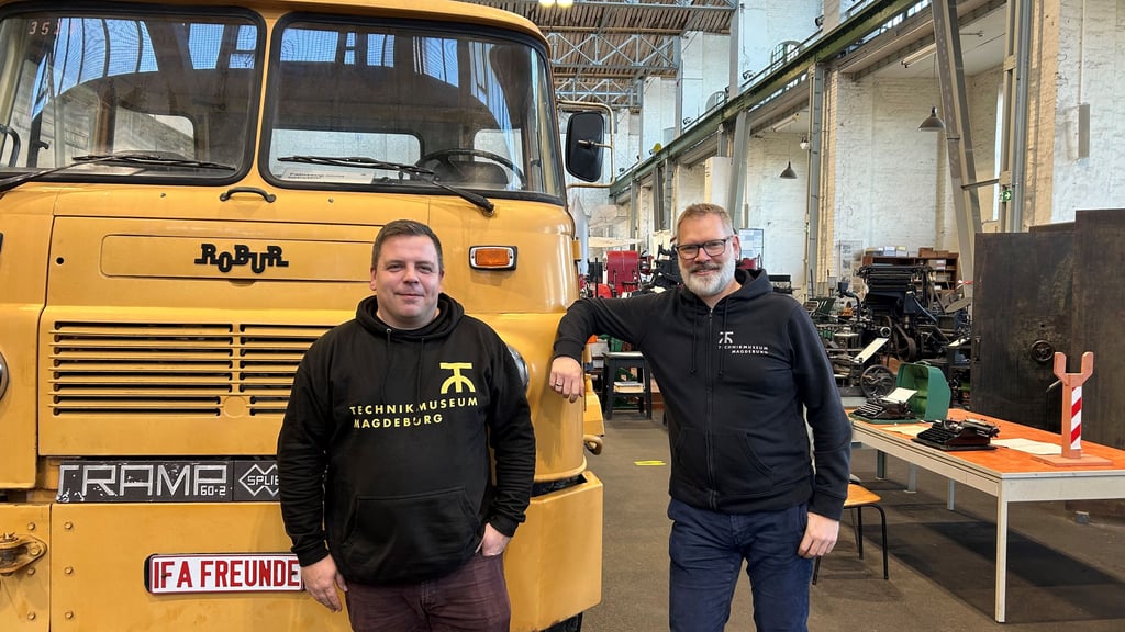 Das Team des Technikmuseums Magdeburg wurde wegen der temporären Schließung mehrfach beschimpft. Auf dem Foto sind Hajo Neumann (rechts), Museumsdirektor, sowie Sammlungsleiter Christian Marlow zu sehen. 