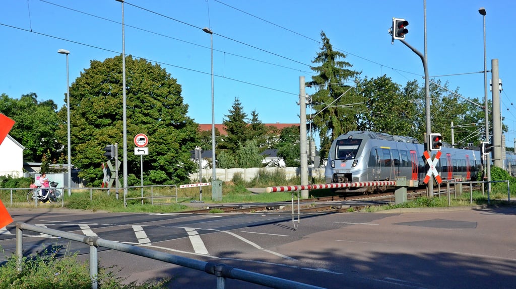 Die Bahnübergänge in der Kastanienallee (Foto) und in der Biaser Straße in Zerbst werden in der Nacht von Donnerstag (12.) auf Freitag (13. Februar) voll gesperrt.
