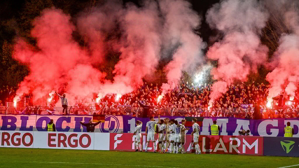 Beim DFB-Pokalspiel in Illertissen hatten die Fans des 1. FC Magdeburg reichlich Pyrotechnik gezündet. Entsprechend hoch fällt die Rechnung des DFB-Sportgerichts aus.