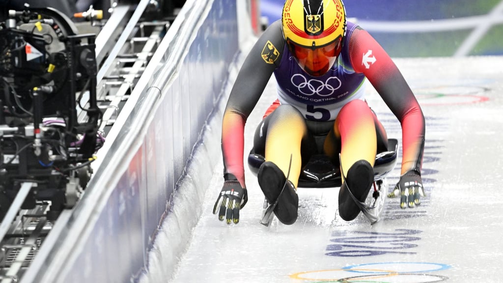 Rodlerin Merle Fräbel führt nach dem ersten von vier Läufen.