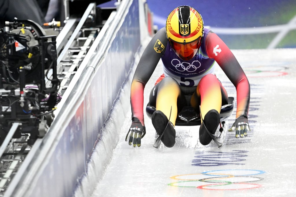 Rodlerin Merle Fräbel führt nach dem ersten von vier Läufen.