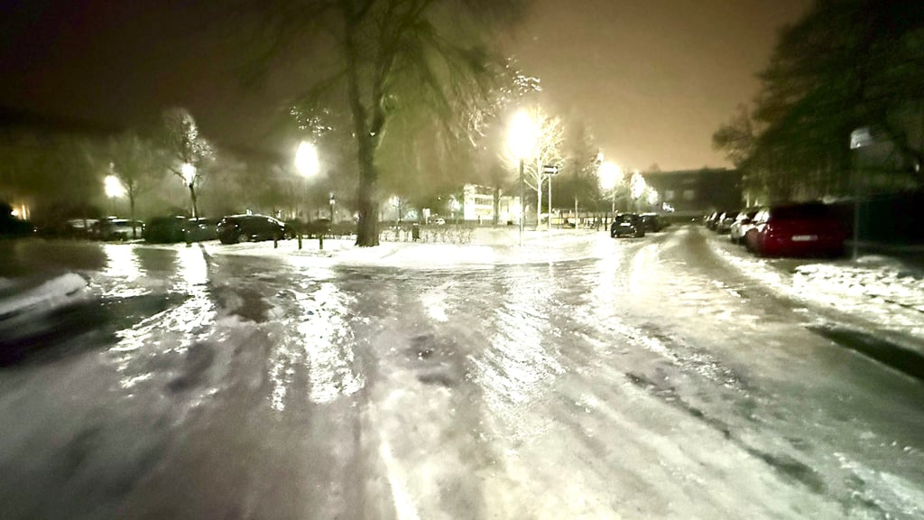 Der Bauhausplatz in Dessau-Roßlau hat sich am Donnerstagabend in eine Eisbahn verwandelt. Anderswo in der Stadt sah es ähnlich aus.