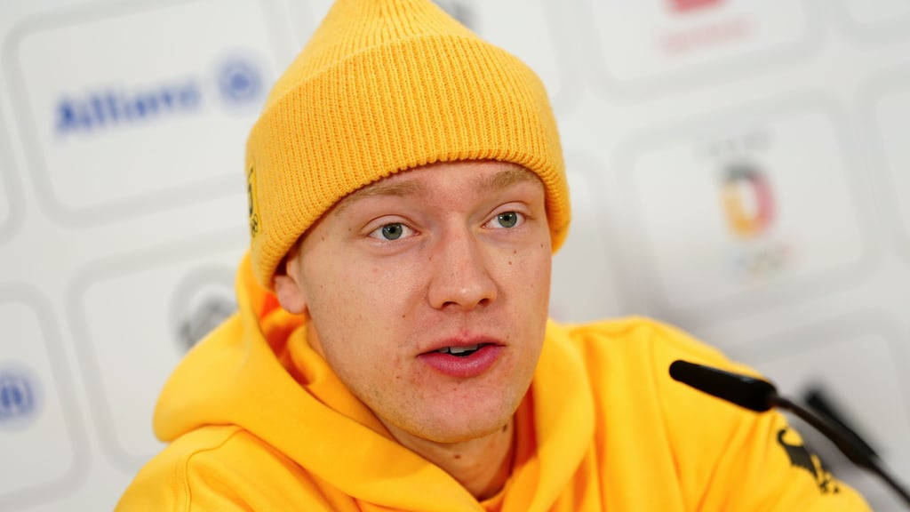 Rodler Max Langenhan spricht auf einer Pressekonferenz des deutschen Teams und kritisiert die TV-Bilder.