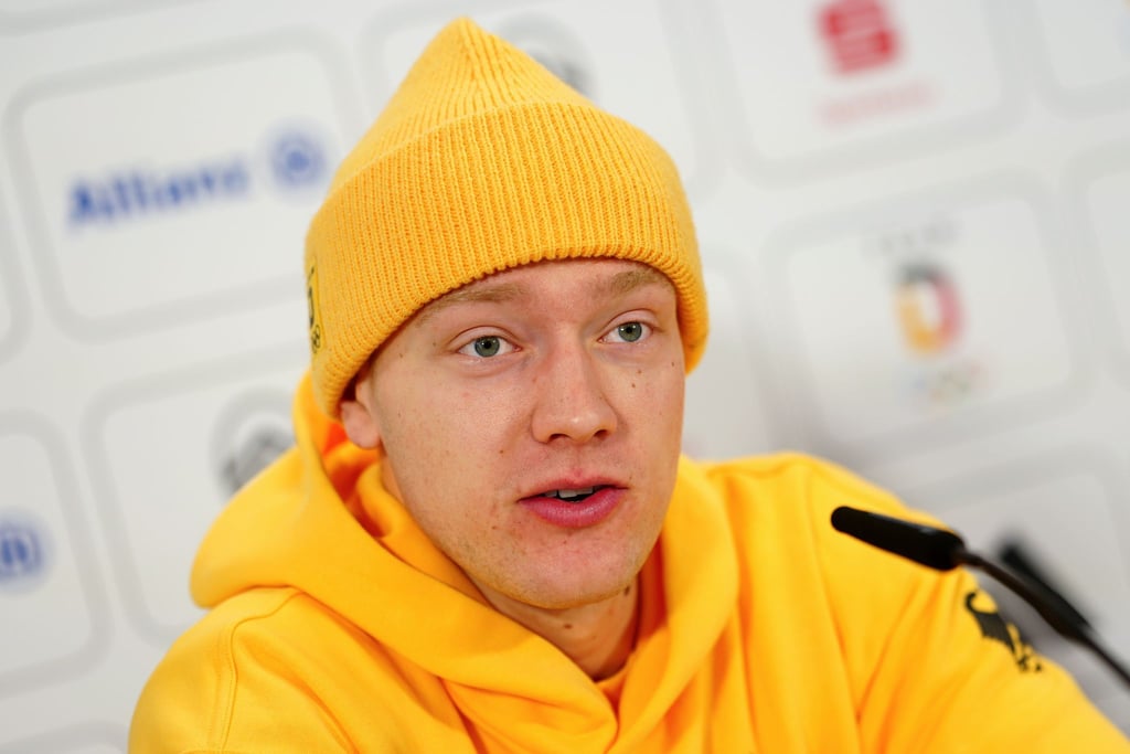 Rodler Max Langenhan spricht auf einer Pressekonferenz des deutschen Teams und kritisiert die TV-Bilder.