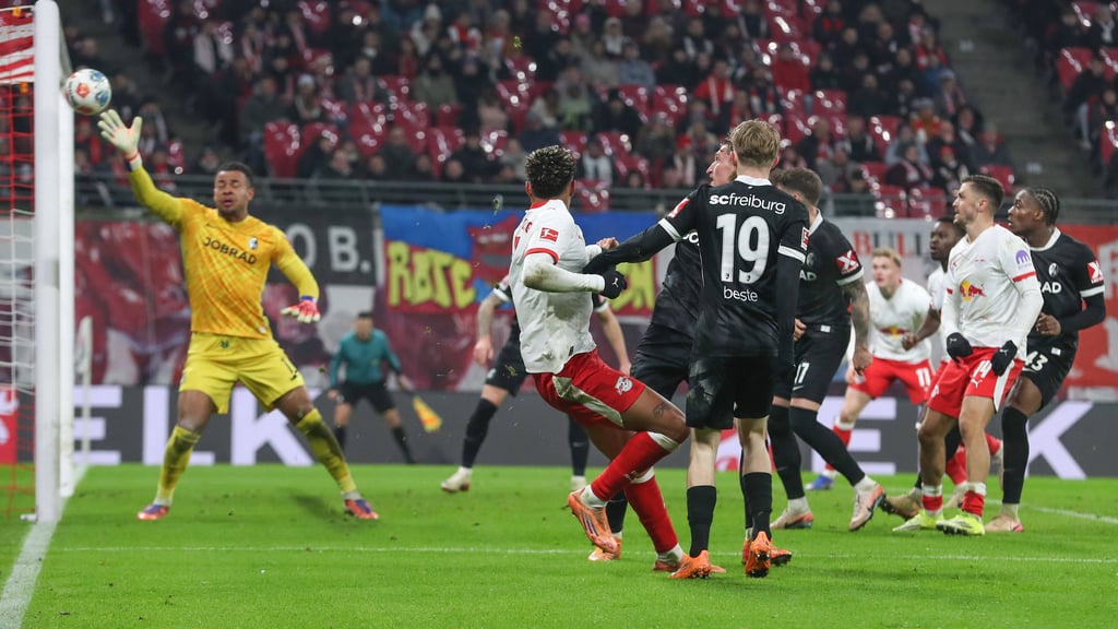 RB Leipzig im Pech: Der Ball geht an den Pfosten.