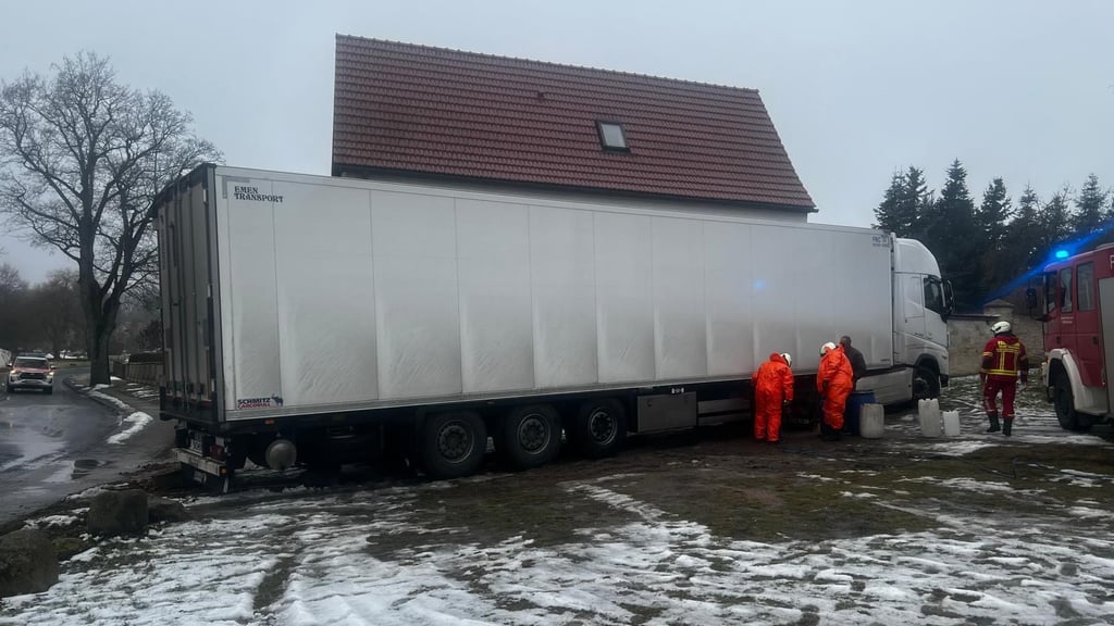 Feuerwehrkräfte aus Teuchern waren am Montag in  Runthal im Einsatz.