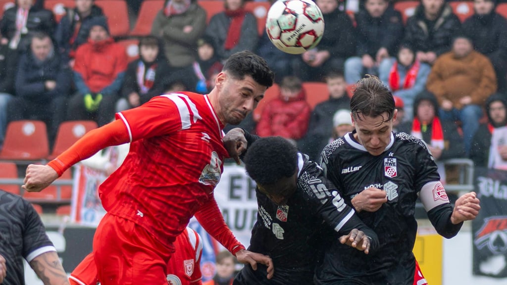 Burim Halili (l.) zählt zu den kopfballstärksten Verteidigern der Regionalliga.