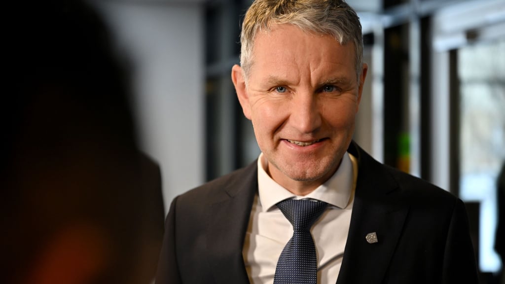 Der Thüringer AfD-Fraktionschef Björn Höcke sprach im Landtag erneut eine verbotene SA-Parole aus. (Archivbild)