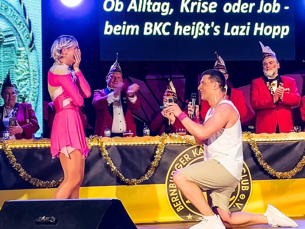 Tanzmariechen Anne Schmidt erhielt nach ihrem Auftritt (Foto, l.) von ihrem (Tanz-)Partner einen Heiratsantrag und das Publikum tobte. 