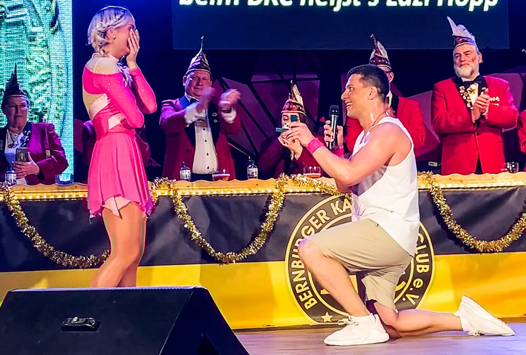 Tanzmariechen Anne Schmidt erhielt nach ihrem Auftritt (Foto, l.) von ihrem (Tanz-)Partner einen Heiratsantrag und das Publikum tobte. 