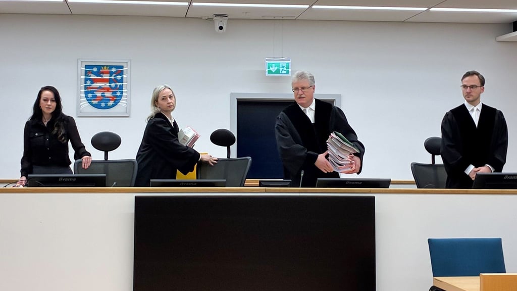 Die Kammer unter Vorsitz von Richter Peter Andres (2.v.r.) am Landgericht Erfurt verurteilte die fünf Angeklagten zu Bewährungsstrafen.