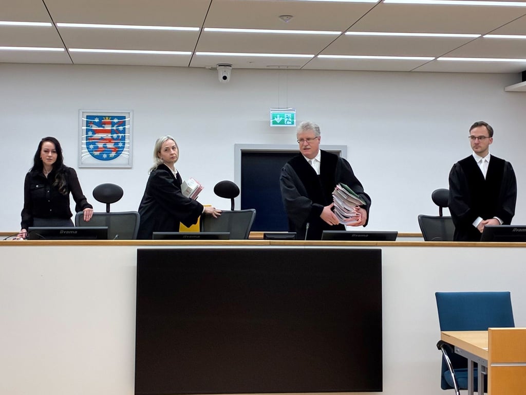 Die Kammer unter Vorsitz von Richter Peter Andres (2.v.r.) am Landgericht Erfurt verurteilte die fünf Angeklagten zu Bewährungsstrafen.