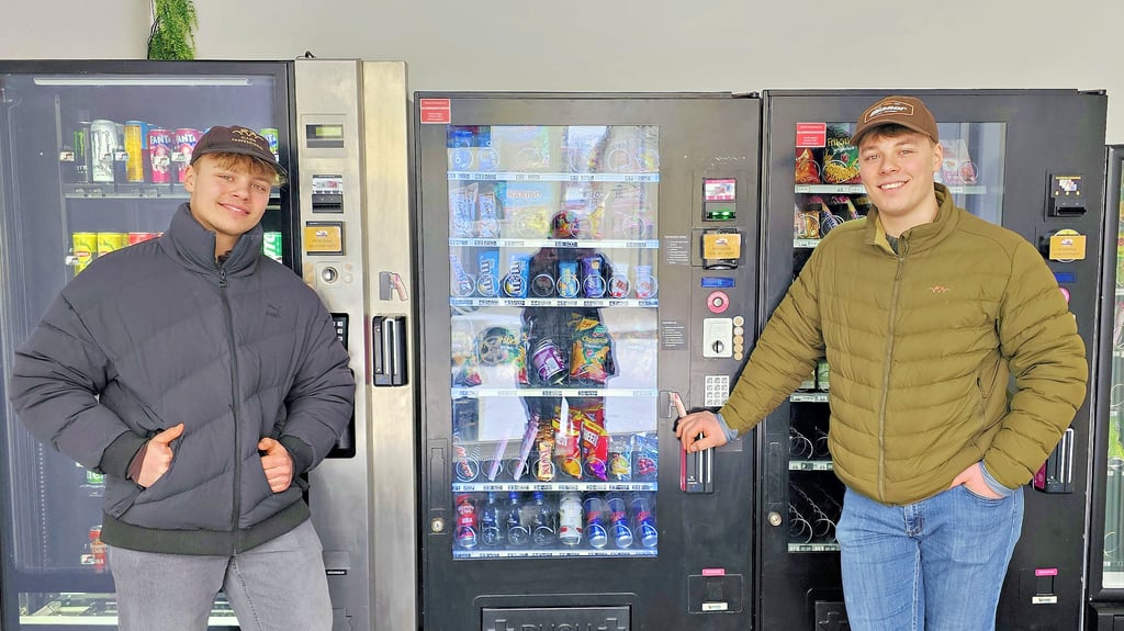 Richard (rechts) und Ewald Bär haben in Gardelegen einen Automatenkiosk eröffnet. 