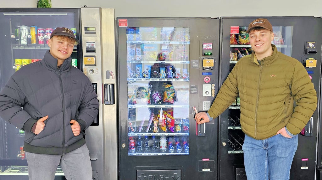 Richard (rechts) und Ewald Bär haben in Gardelegen einen Automatenkiosk eröffnet. 