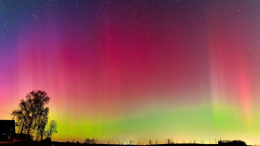 Der klare Himmel am 19. und 20. Januar führte zu kalten Nächten – und zu einer freien Sicht auf das Weltraumwetter. Nach einem starken Sonnensturm waren bis in unsere Breiten Polarlichter zu bestaunen, so wie hier nahe Strummendorf.