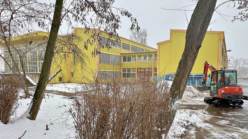 Letzte Arbeiten auf dem Schulhof der „Gelben Schule“ in Bernburg. Nach dem Giftfund wurde das Gebäude jahrelang saniert. Jetzt kehren Schüler und Lehrer zurück.&nbsp;