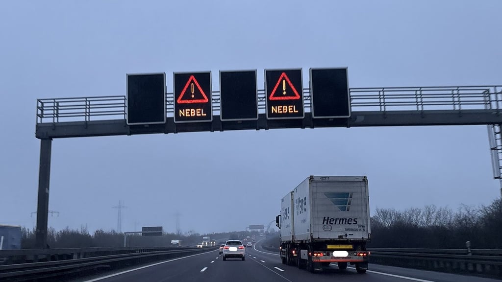 Blick auf die Autobahn 2 im Jerichower Land: Autofahrer werden vor Nebel gewarnt.