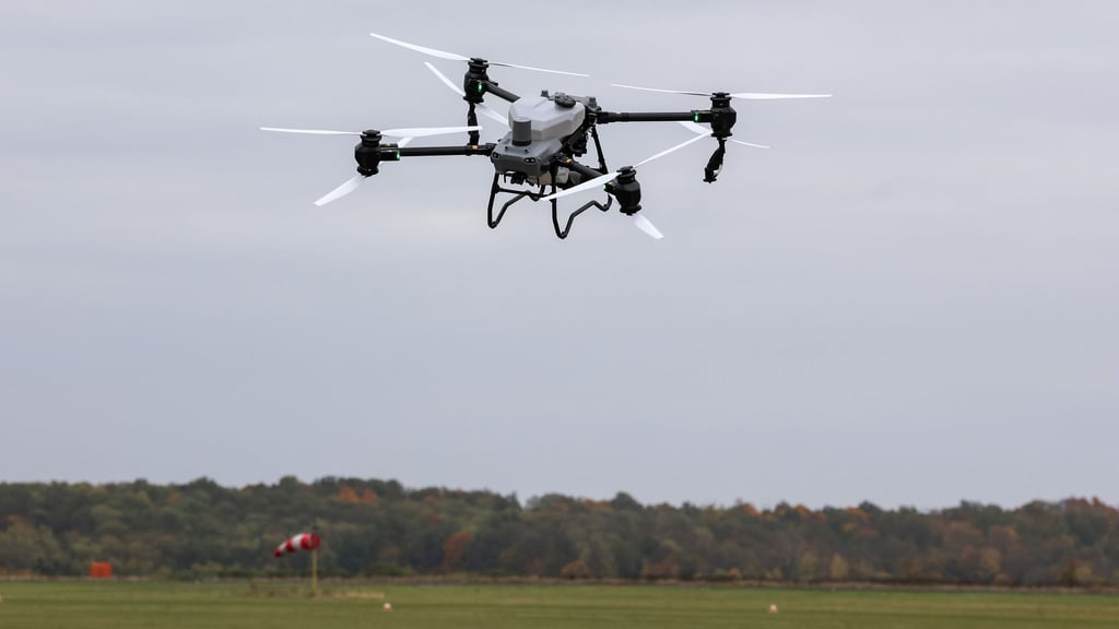 Eine Drohne fliegt über dem Flugplatz Magdeburg. (Archivbild)