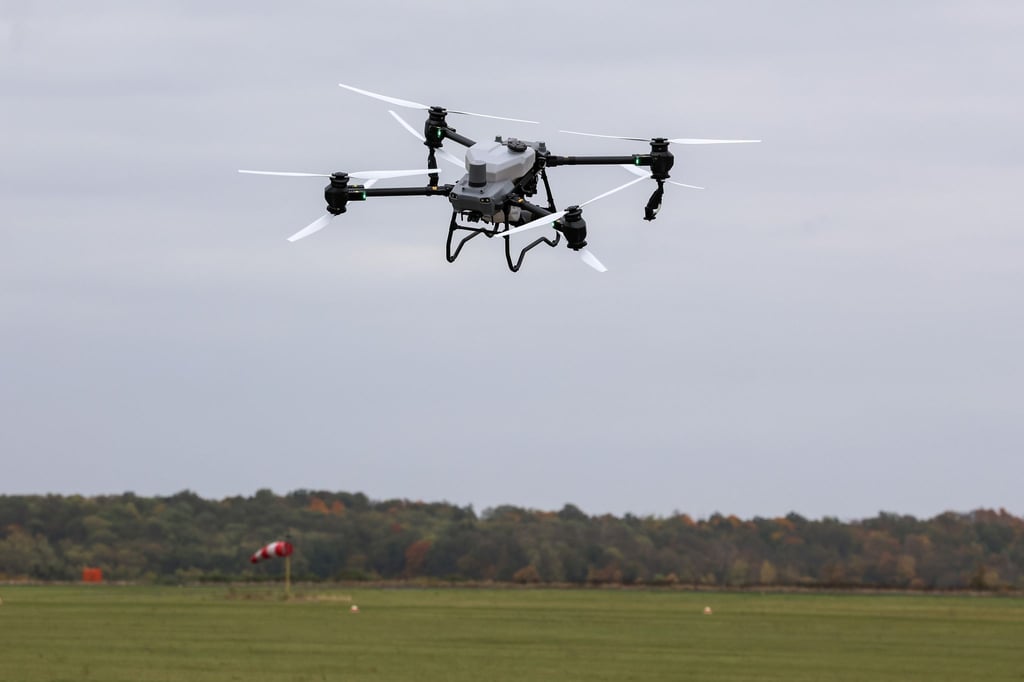 Eine Drohne fliegt über dem Flugplatz Magdeburg. (Archivbild)