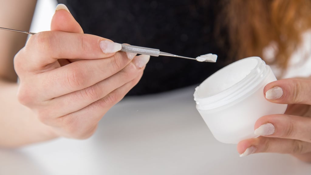 Besser Spatel statt Finger! So bleibt die Creme länger frisch und Keime haben keine Chance.