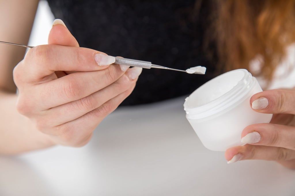 Besser Spatel statt Finger! So bleibt die Creme länger frisch und Keime haben keine Chance.