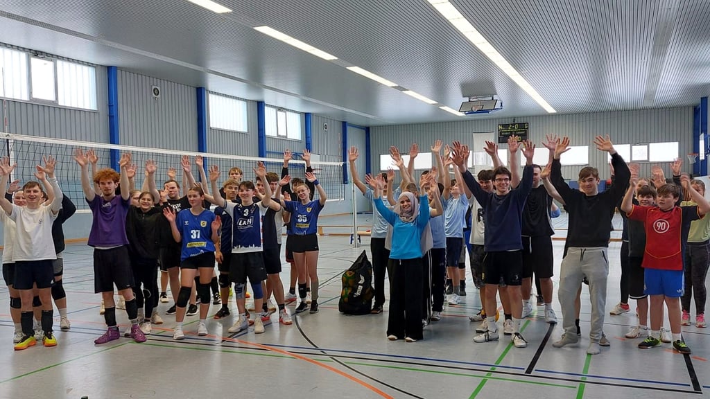 Die Nachwuchsvolleyballerinnen und -volleyballer aller Teams versammeln sich in der Calvörder Sporthalle zum Gruppenfoto – ein starkes Zeichen für Zusammenhalt, Fairplay und Begeisterung am Volleyballsport.