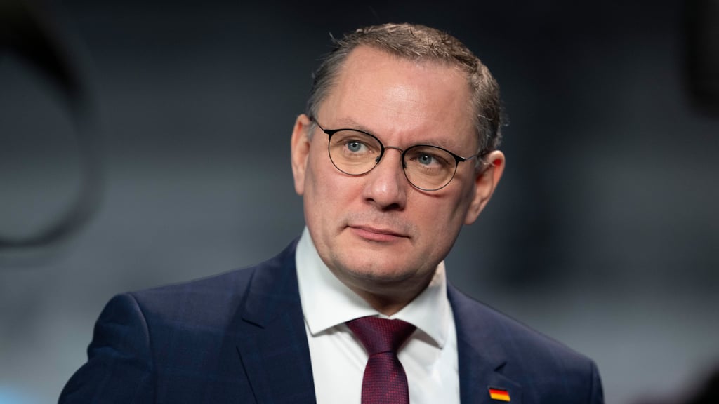 Die Vorgänge in Sachsen-Anhalt haben Co-Bundeschef Tino Chrupalla alarmiert.  