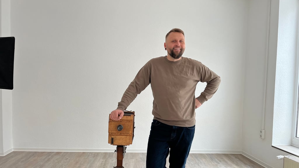 Diese historische Holzkamera ist längst nur noch Deko: In Zukunft will sich Gints Metra mit Foto Paetau in Oschersleben&nbsp;auf neue Technologien konzentrieren.