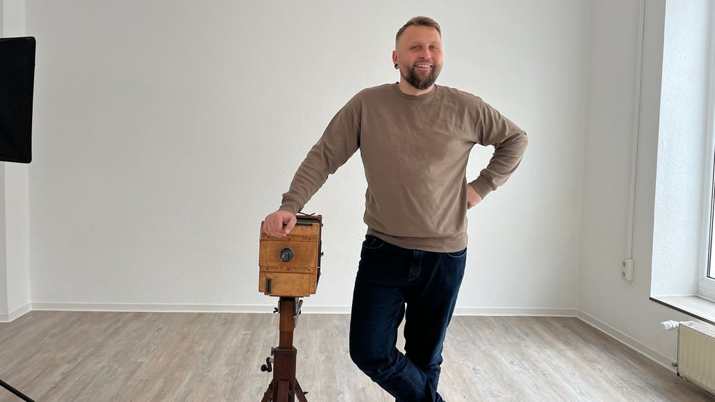 Diese historische Holzkamera ist längst nur noch Deko: In Zukunft will sich Gints Metra auf neue Technologien konzentrieren.