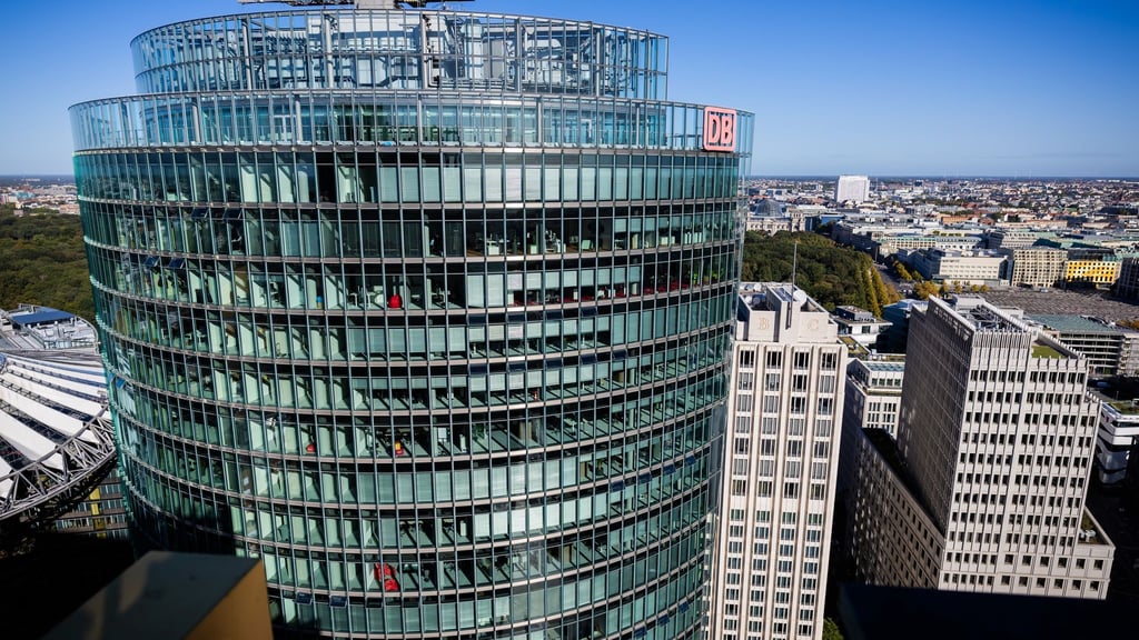 Bei der Deutschen Bahn gehen die Tarifverhandlungen mit der Lokführergewerkschaft GDL am Montag weiter. (Archivbild)