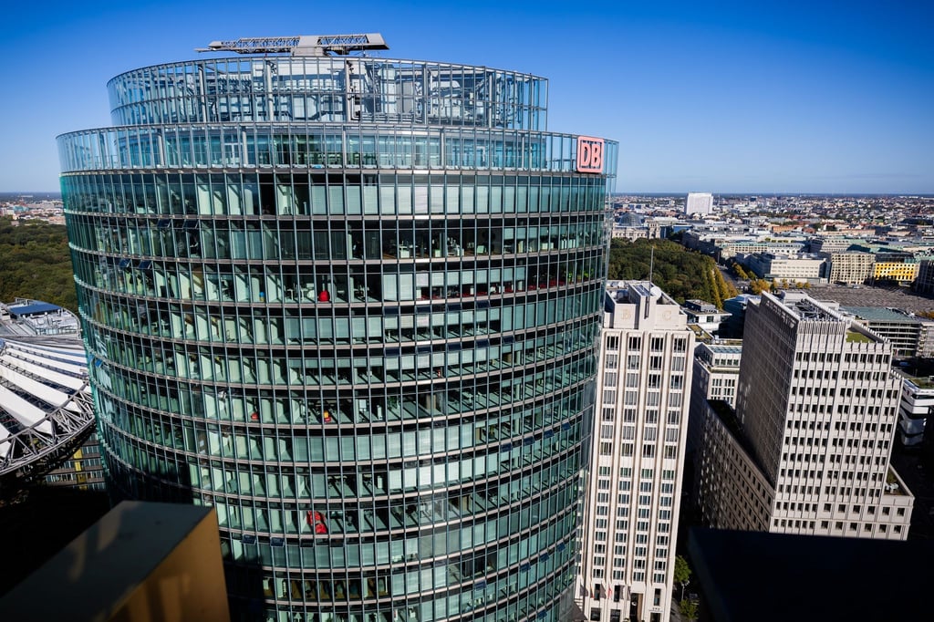 Bei der Deutschen Bahn gehen die Tarifverhandlungen mit der Lokführergewerkschaft GDL am Montag weiter. (Archivbild)