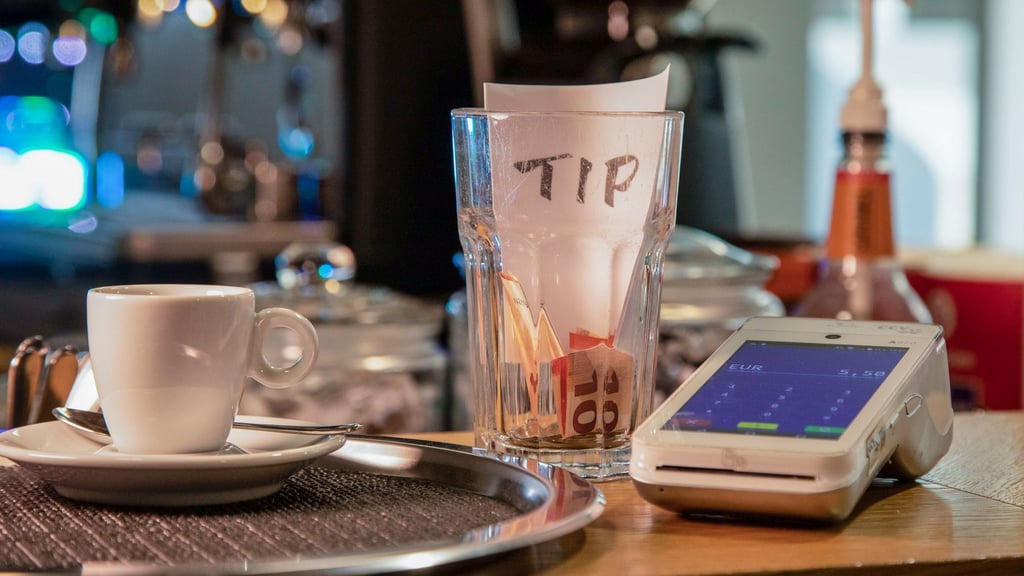 Wie viel Trinkgeld darf es sein? Egal, ob digital oder analog: die Faustregel lautet für Dienstleistungen fünf bis zehn Prozent.