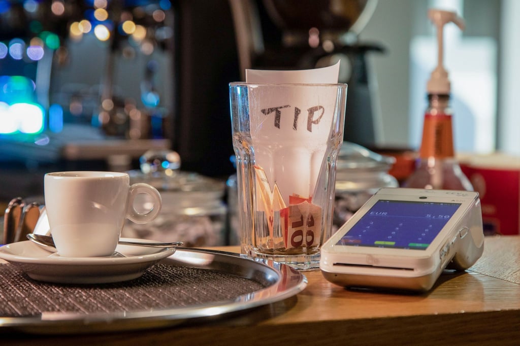 Wie viel Trinkgeld darf es sein? Egal, ob digital oder analog: die Faustregel lautet für Dienstleistungen fünf bis zehn Prozent.