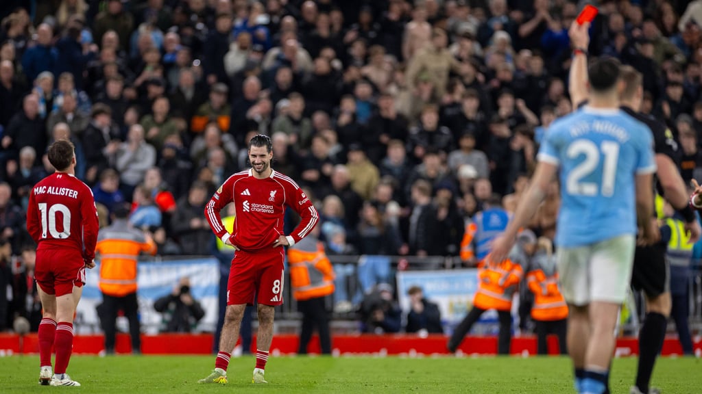 Liverpool-Torschütze und Ex-RB-Profi Dominik Szoboszlai sieht Rot beim 1:2 gegen Manchester City