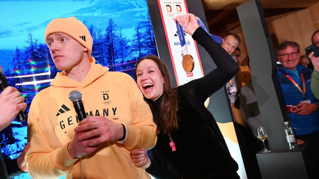 Rodler Max Langenhan steht mit seiner Freundin Susi auf der Bühne und singt das Thüringenlied mit seinen Fans.