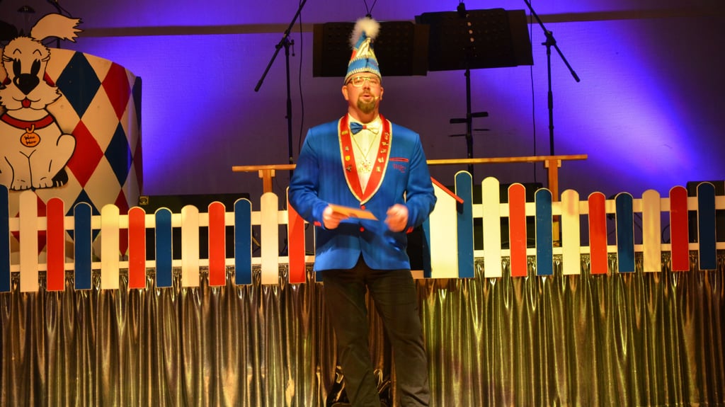 Ortsbürgermeister Thomas Wetteborn tauscht für den Abend die Schornsteinfegeruniform gegen die Narrenkappe und moderiert die Veranstaltung.