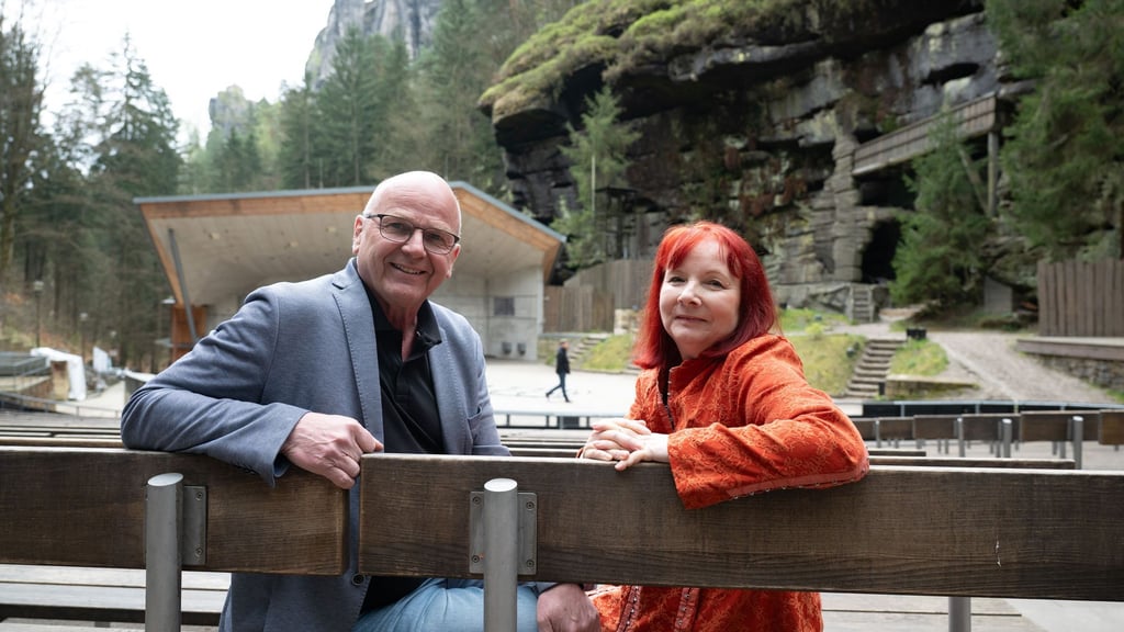 Theaterintendant Manuel Schöbel und Schriftstellerin Sabine Ebert sitzen im Zuschauerbereich der Felsenbühne Rathen. (Archivbild)