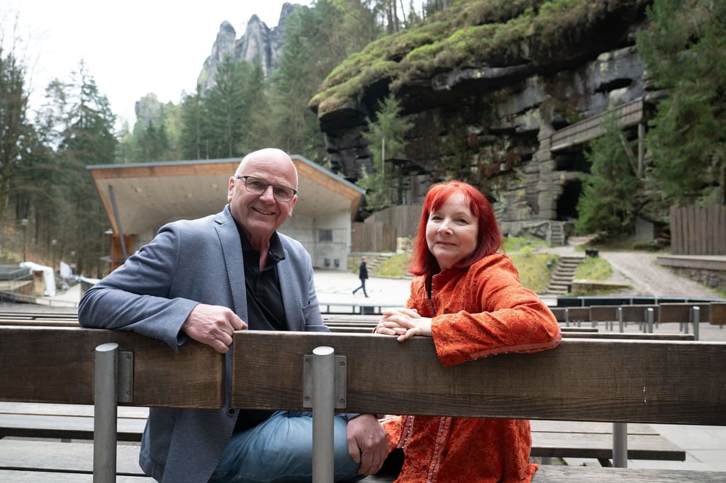 Theaterintendant Manuel Schöbel und Schriftstellerin Sabine Ebert sitzen im Zuschauerbereich der Felsenbühne Rathen. (Archivbild)