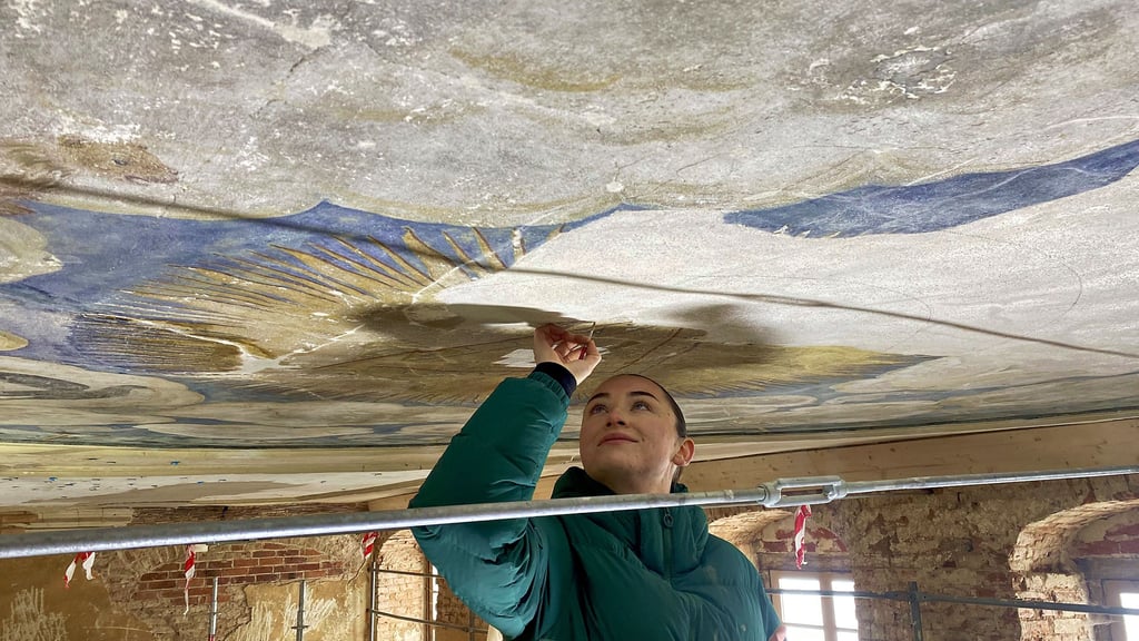 Restauratorin Luna Rötzschke verrichtet eine anstrengende filigrane Arbeit an der Decke der Kapelle des Wassserschlosses Hemsendorf.