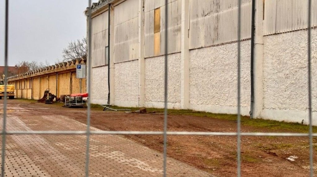 Die alte Laufhalle ist schon eingezäunt. Der Abriss soll drei Monate dauern.