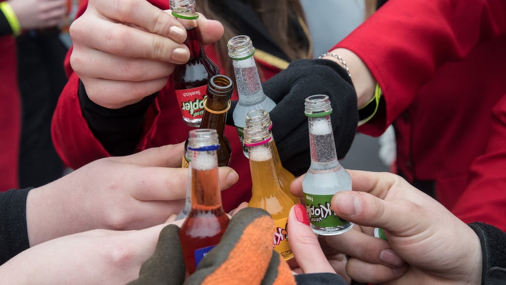 Prost! Wer feuchtföhlich feiern will, sollte sich schon vorher über eine sichere Rückfahrt Gedanken machen.