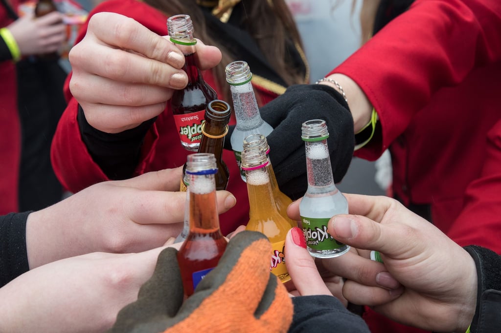 Prost! Wer feuchtföhlich feiern will, sollte sich schon vorher über eine sichere Rückfahrt Gedanken machen.