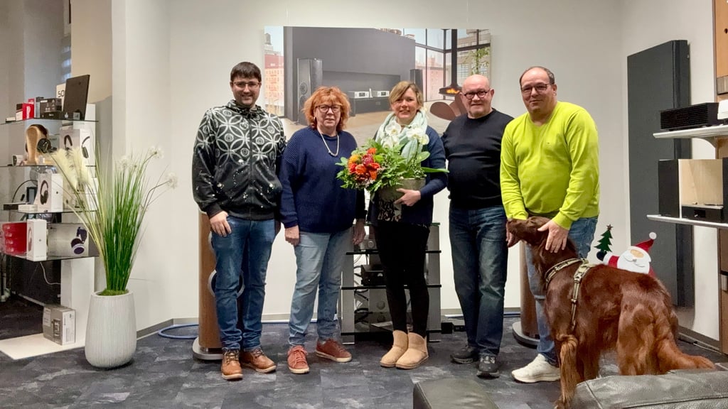 René Lukas, Brigitte Dickmann, Jürgen Dickmann, Dirk Grüner und Hund Henry (v. l.) gratulierten der neuen Geschäftsführerin Juliane Dickmann (m.) zur Übernahme des TV- und Hifi-Studios Dickmann.